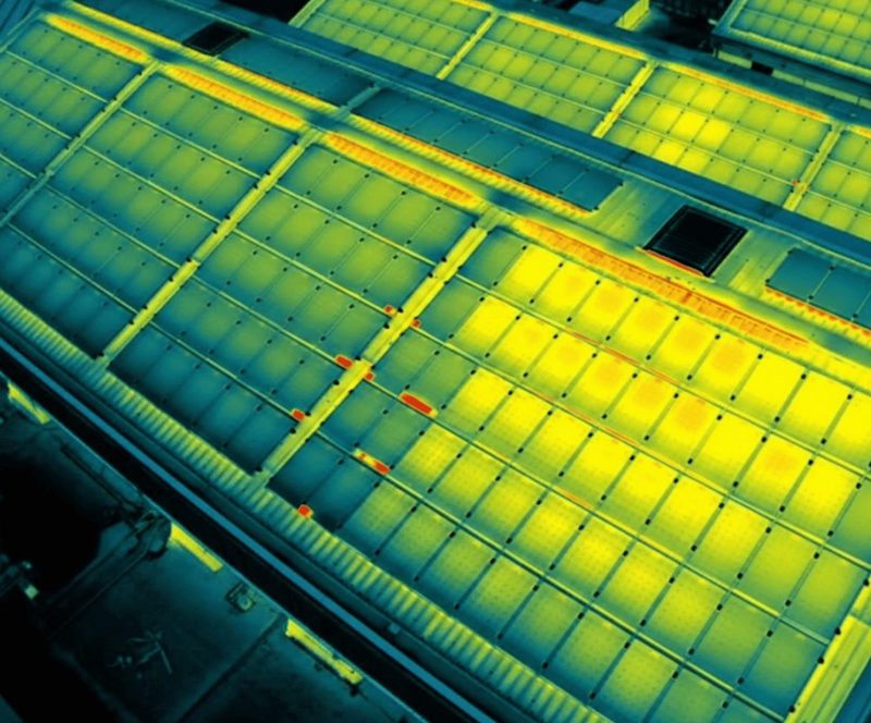 Wärmebildaufnahme eines Daches für Thermografie und PV